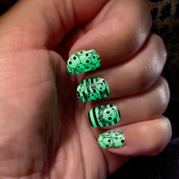 *Retired, HTF* Color Street: Literally Dead | Halloween Glow in the Dark Skulls - Picture 6 of 6